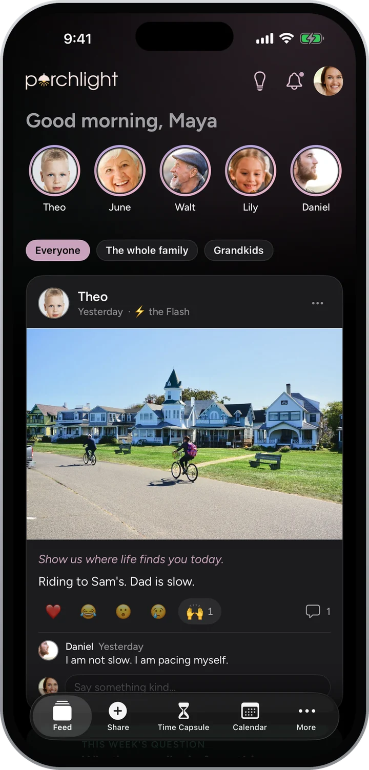 The Family Feed in dark mode, with the Flash live: a weekly question the whole family answers within a day.